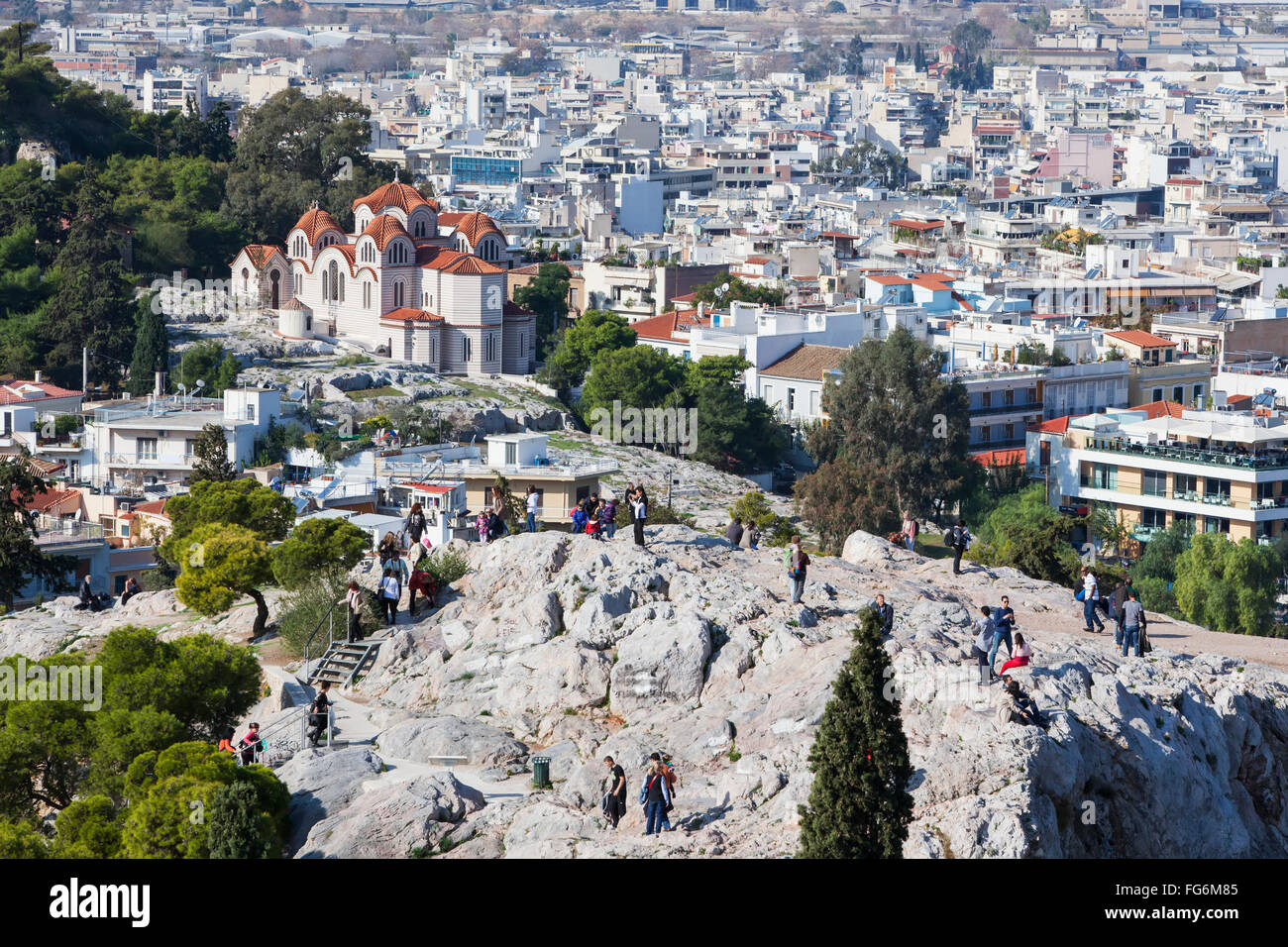 Paysage urbain d'Athènes et les touristes sur l'Aréopage ; Athènes, Grèce Banque D'Images