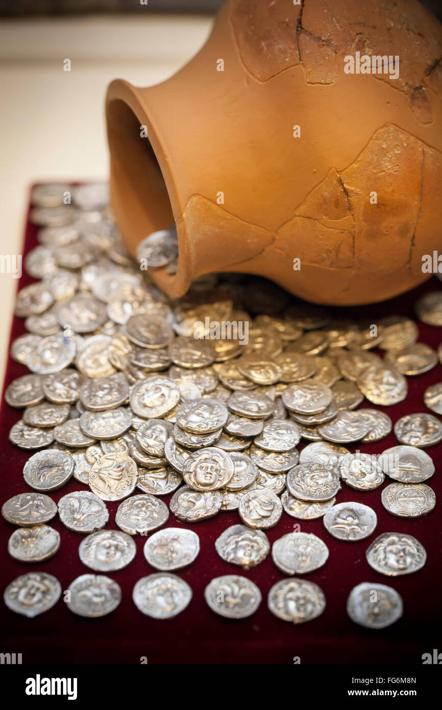 Pièces de monnaie et des poteries sur l'affichage à un musée archéologique ; Pella, Macédoine, Grèce Banque D'Images