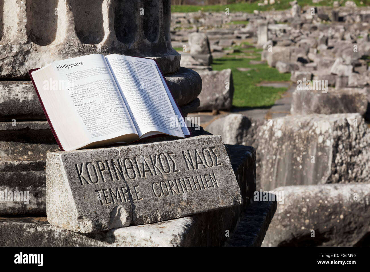 Bible ouverte sur l'affichage à l'ruines du temple ; Philippes, Grèce Banque D'Images