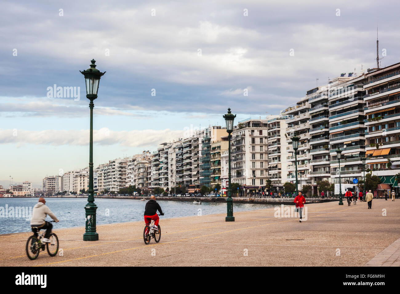 Piétons et cyclistes le long des quais, Thessalonique, Grèce Banque D'Images