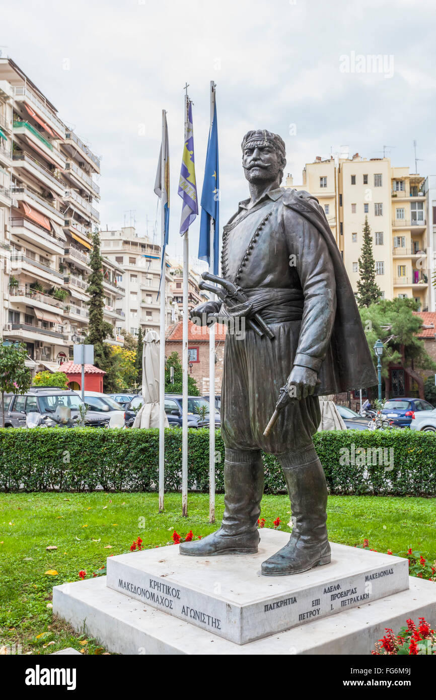 Statue avec des immeubles d'habitation et un parking, Thessalonique, Grèce Banque D'Images