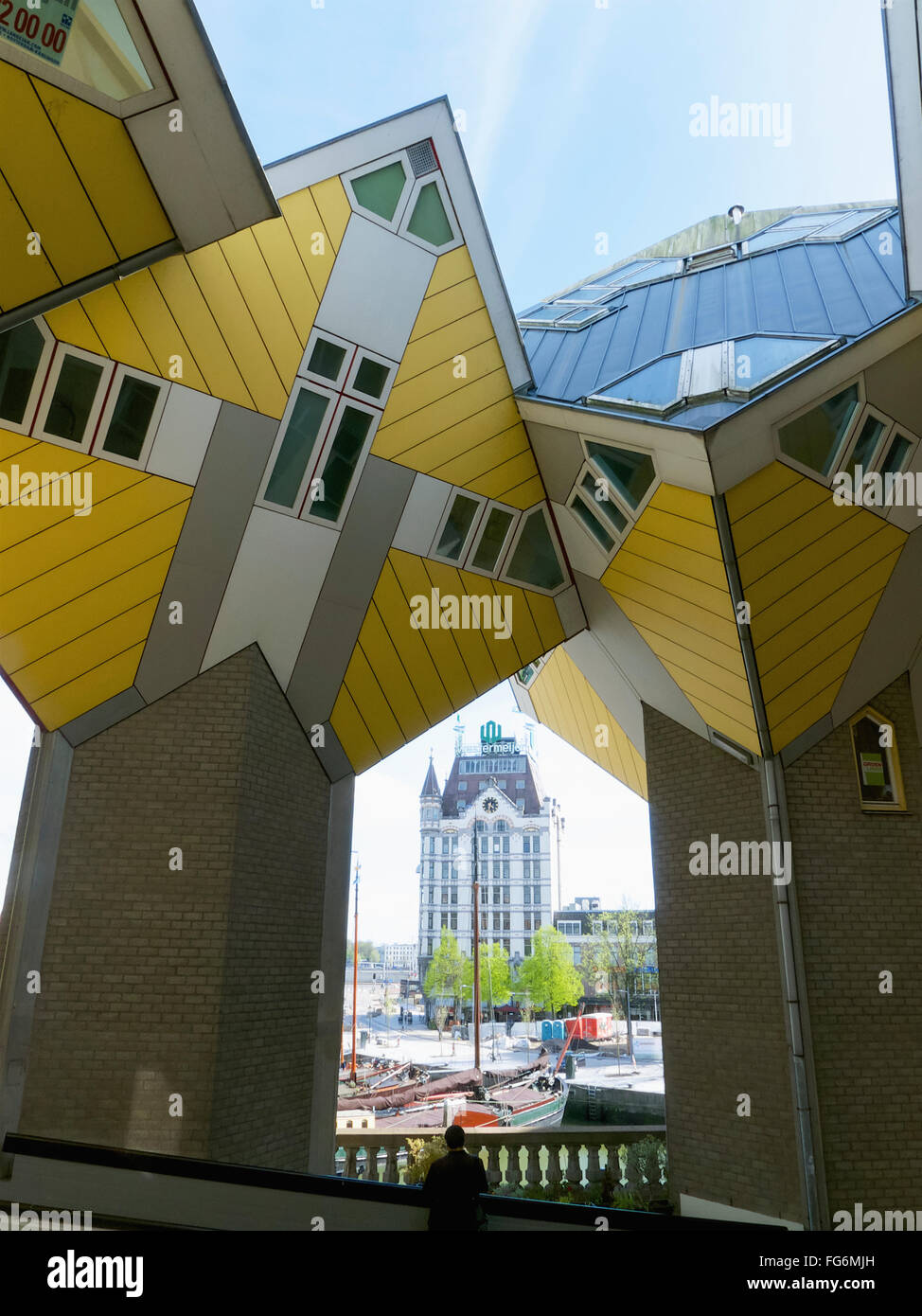 Cube maisons conçues par Piet Blom, maison blanche de l'arrière-plan ; Rotterdam, Holland Banque D'Images