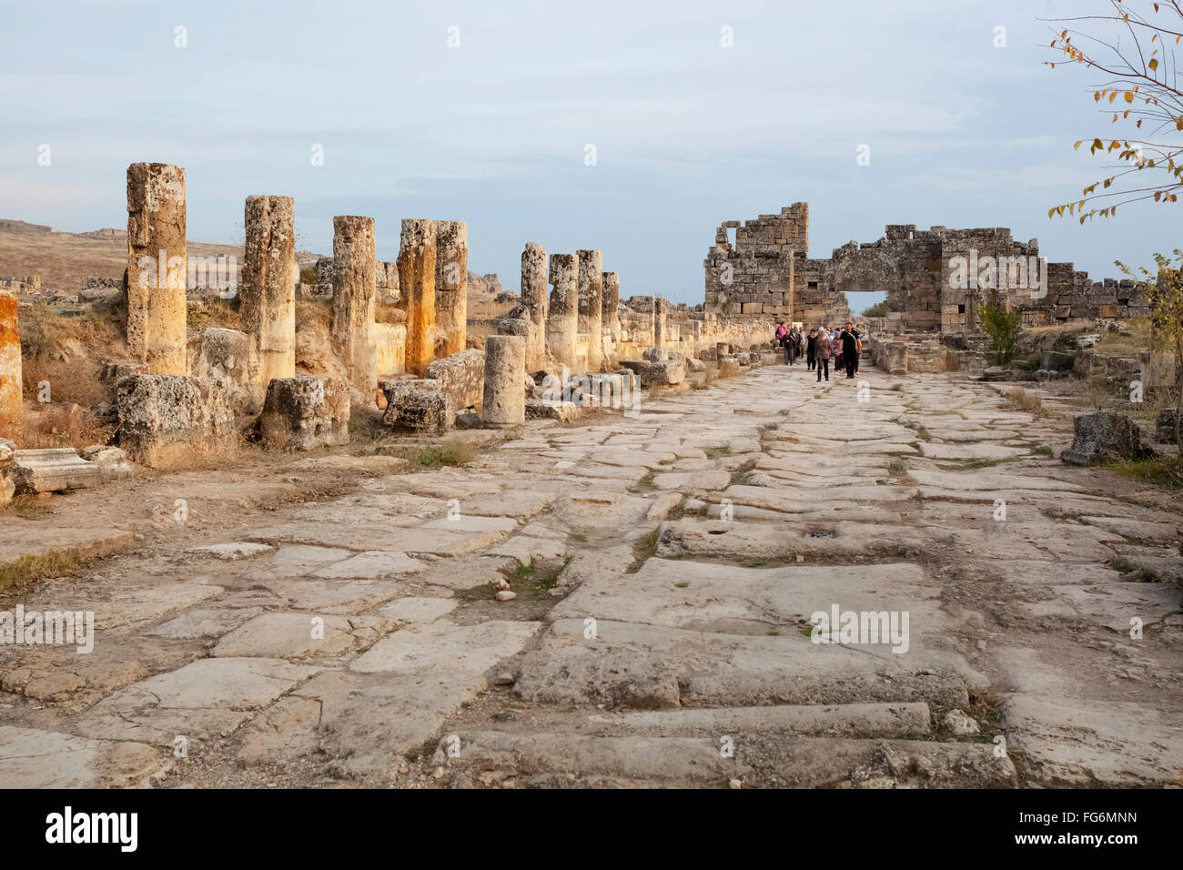 Balades touristiques le long des ruines de l'ancienne rue, Pamukkale, Turquie Banque D'Images