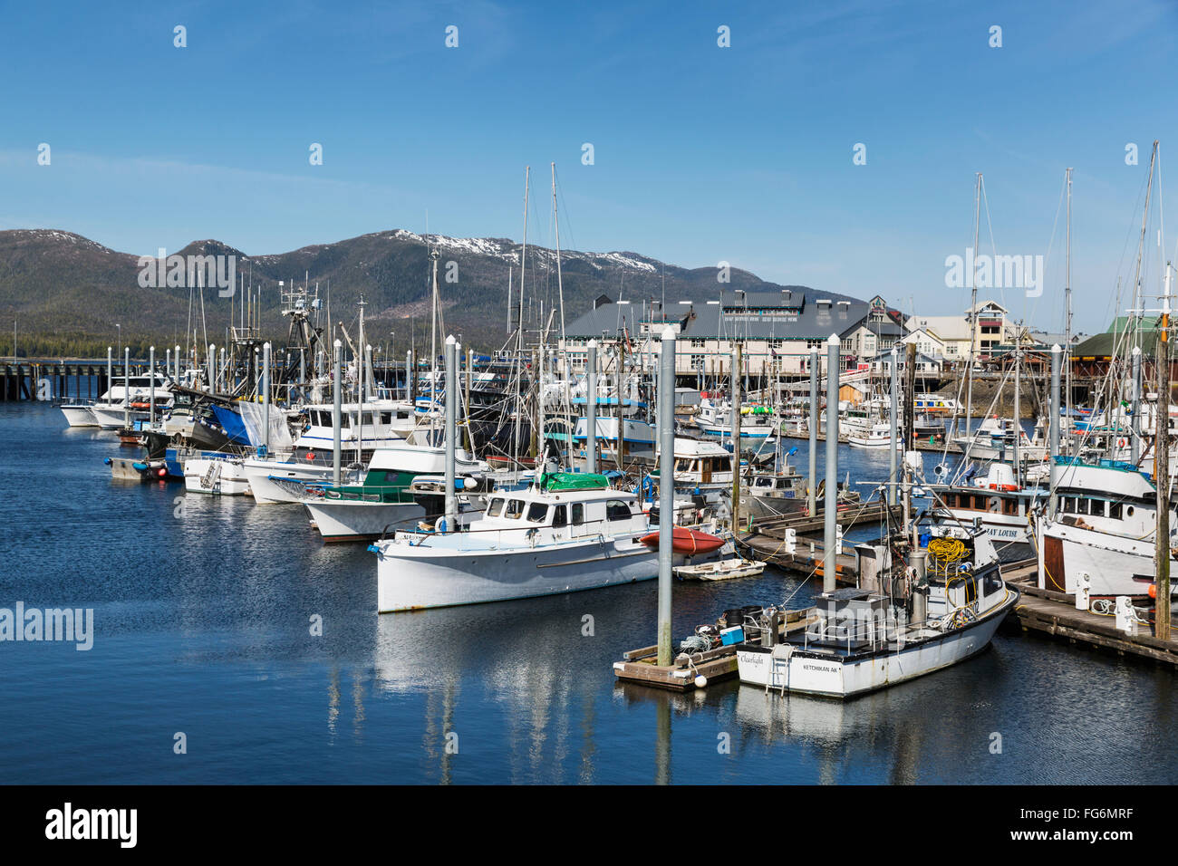 Voiliers et bateaux de pêche à quai dans le port de Ketchikan, Alaska du Sud-Est, le ressort Banque D'Images