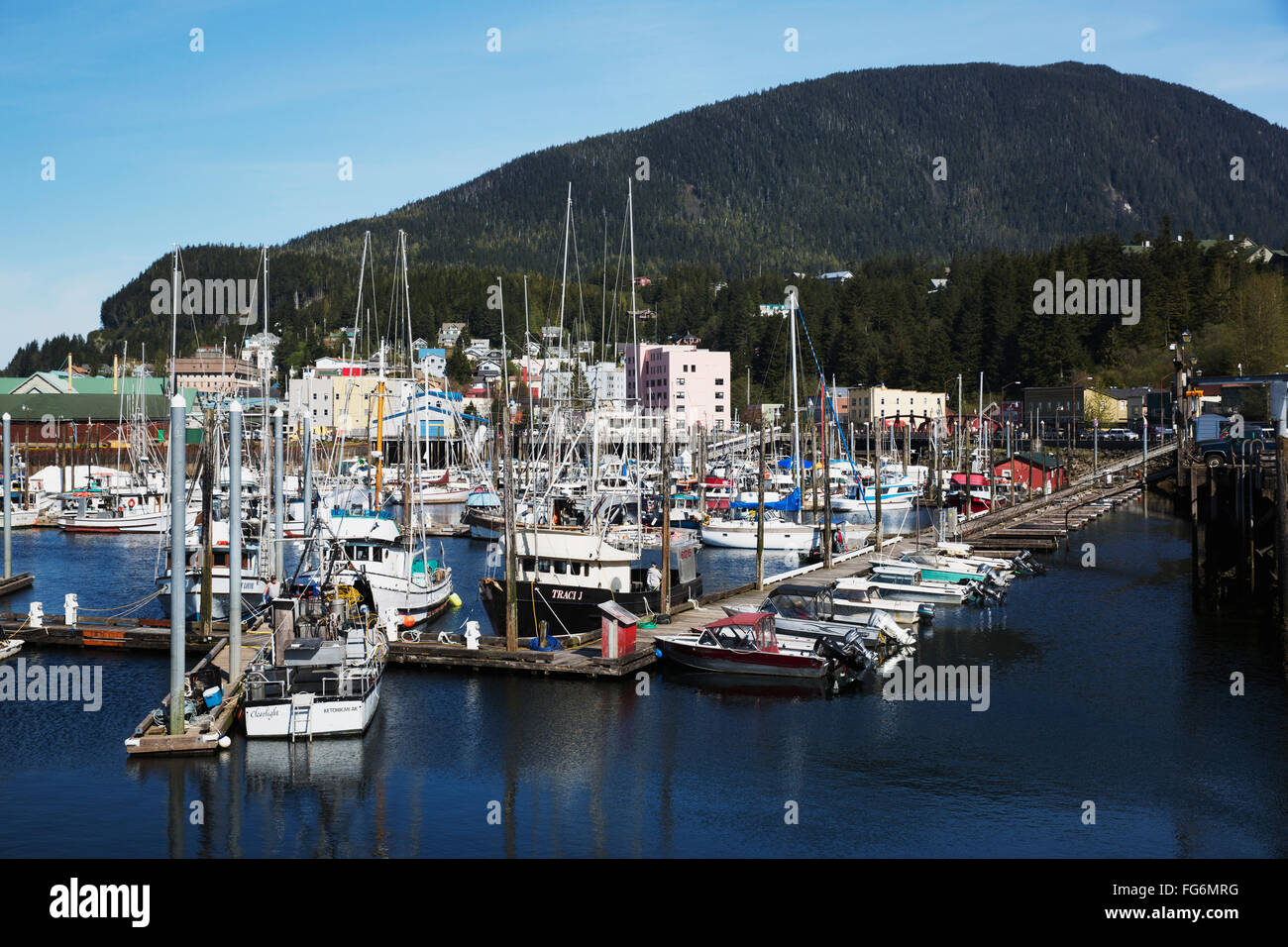 Voiliers et bateaux de pêche à quai dans le port de Ketchikan, Alaska du Sud-Est, le ressort Banque D'Images