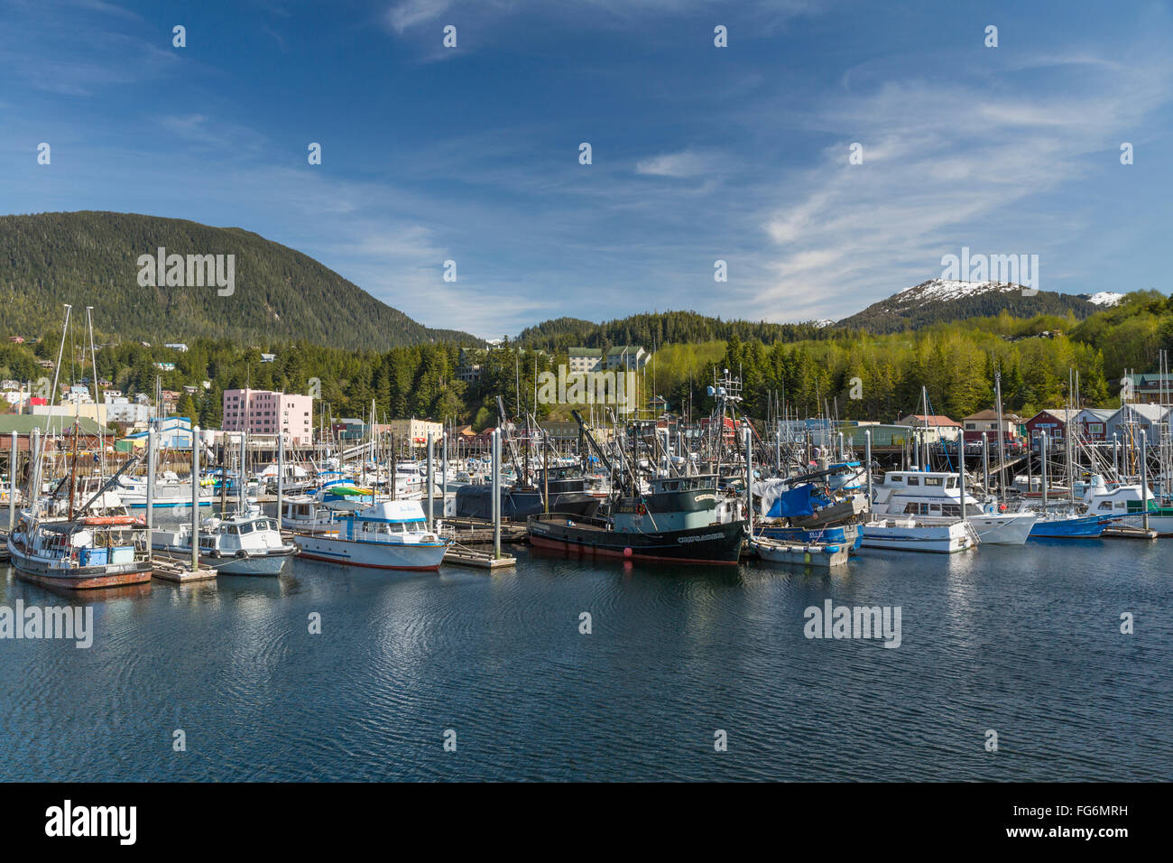 Voiliers et bateaux de pêche à quai dans le port de Ketchikan le long de la rue du Ruisseau, le sud-est de l'Alaska, le printemps Banque D'Images