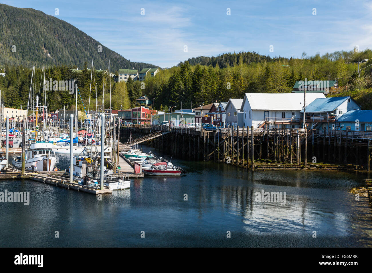 Voiliers et bateaux de pêche à quai dans le port de Ketchikan le long de la rue du Ruisseau, le sud-est de l'Alaska, le printemps Banque D'Images