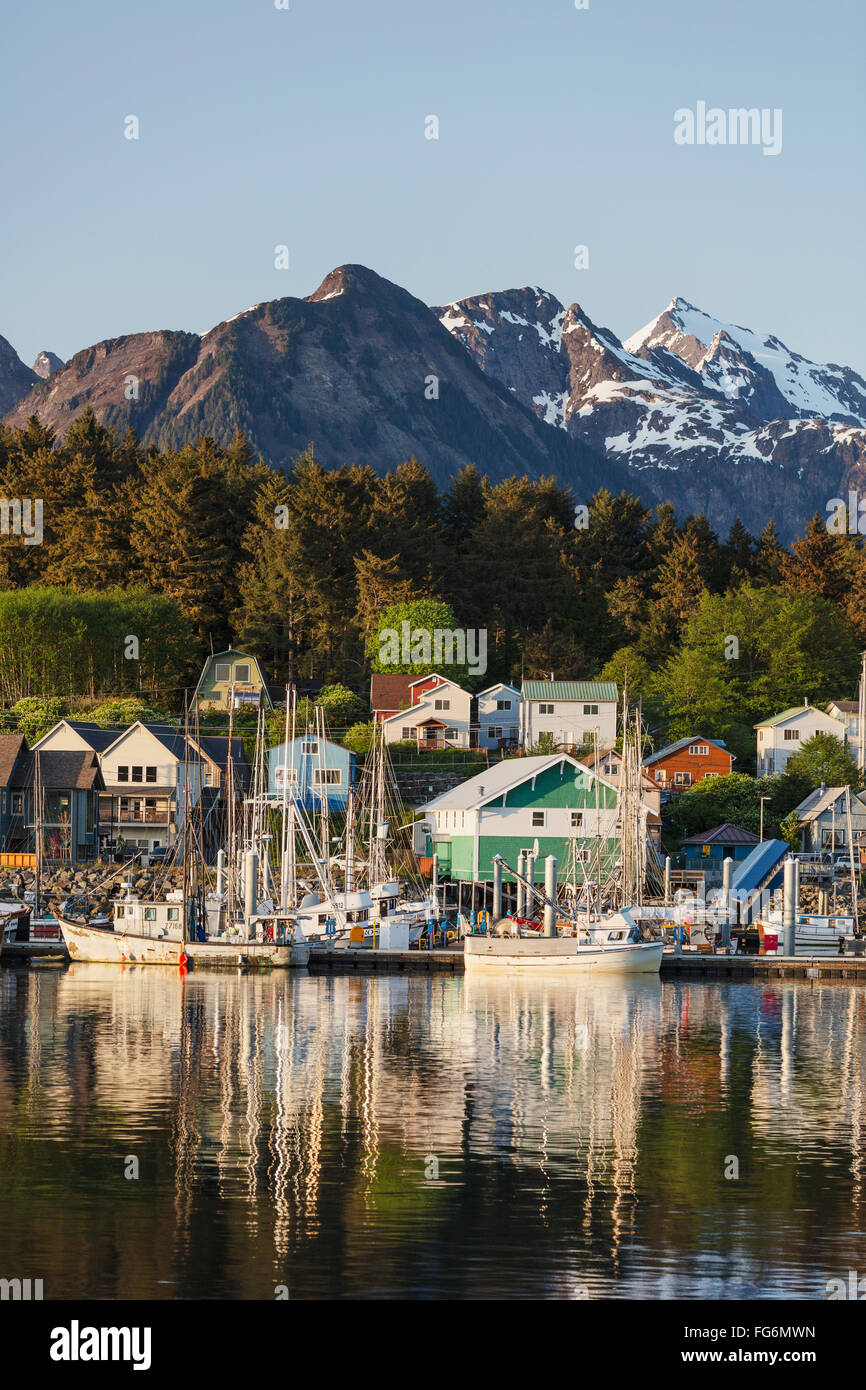 Voir des bateaux dans Sitka Port et maisons et les Sœurs montagnes en arrière-plan, Sitka, Alaska du Sud-Est, l'été Banque D'Images