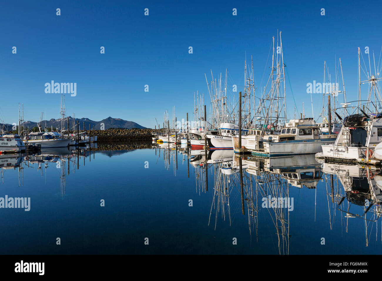Bateaux de pêche reflètent dans les eaux calmes dans le port de Sitka, ciel clair à l'arrière-plan, Sitka, AK, États-Unis d'Amérique du Sud-Est, l'été Banque D'Images