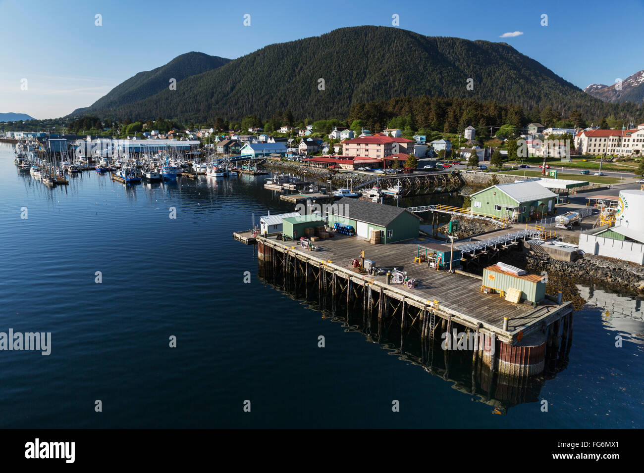 Vue aérienne de l'embarcadère du port de Sitka avec bateaux de pêche amarré à l'arrière-plan, Sitka, sud-est de l'Alaska, USA, l'été Banque D'Images