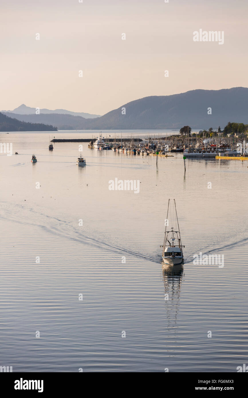 Des bateaux de pêche de l'antenne en direction de port au coucher du soleil, Sitka, sud-est de l'Alaska, USA, l'été Banque D'Images