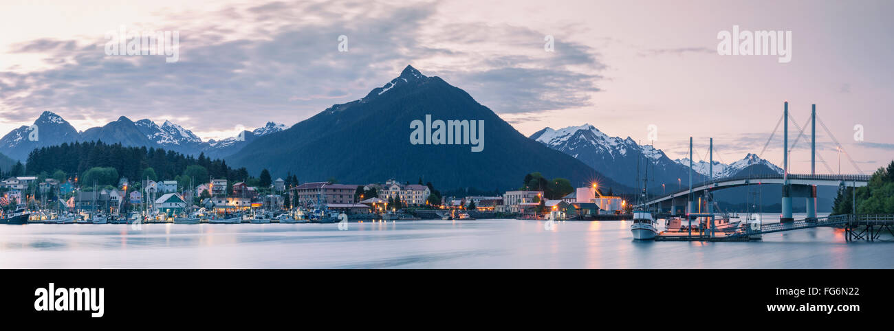 Le centre-ville de Sitka et l'O'Connell bridge au coucher du soleil avec les Sœurs montagnes en arrière-plan, le sud-est de l'Alaska, USA, l'été Banque D'Images