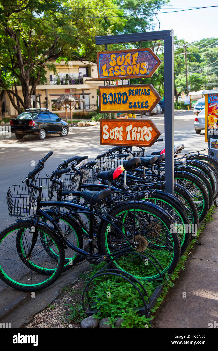 Des vélos de location ; Tamarindo, Costa Rica Banque D'Images