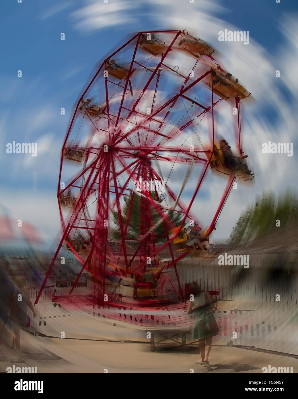 Grande roue amusement park, le motion blur ; Calgary, Alberta, Canada Banque D'Images