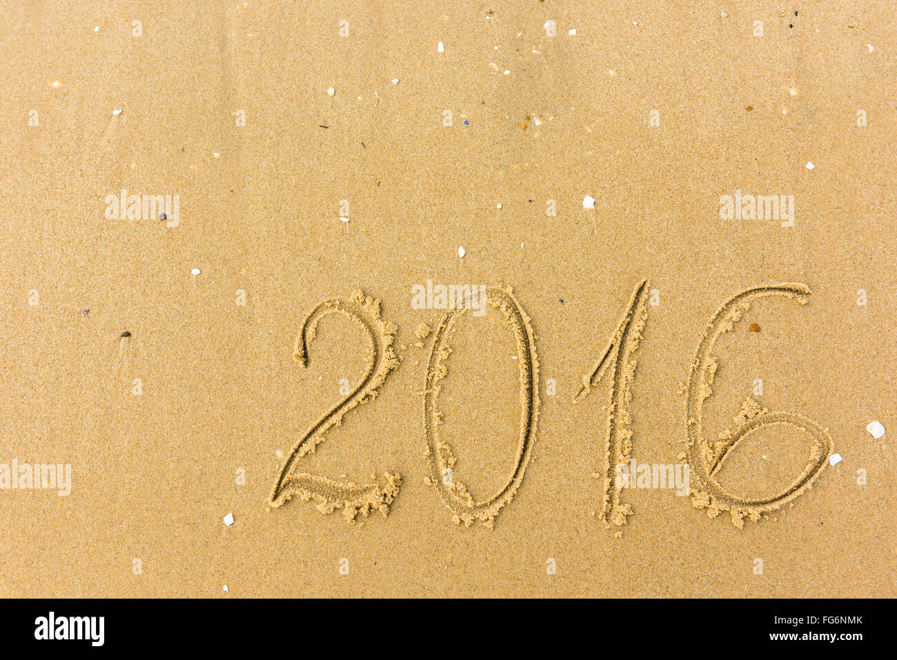 L'année 2016 écrit sur la plage de sable contexte. Banque D'Images
