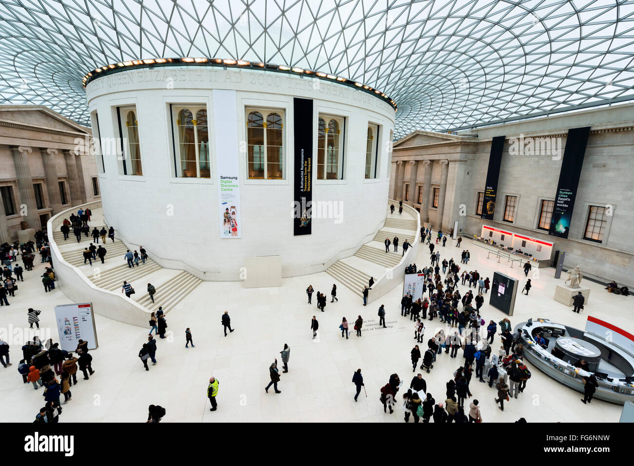 Dans la grande cour du British Museum, Bloomsbury, London, England, UK Banque D'Images