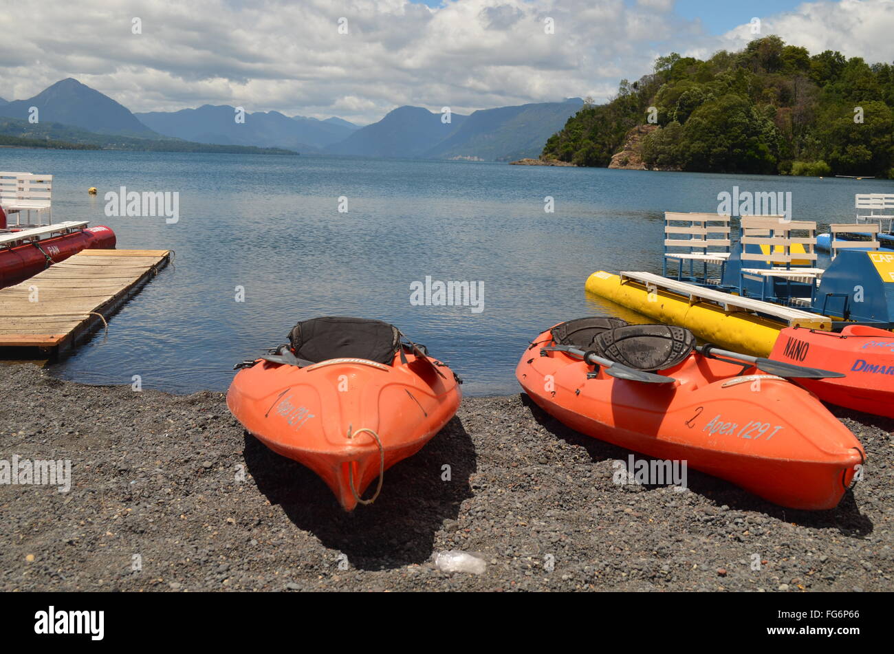 Des kayaks et des canots sur les rives du lac Calafquen, en Patagonie chilienne Banque D'Images