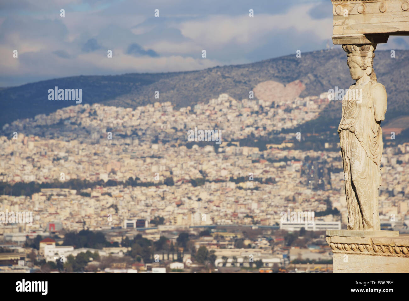 Collines d'Athènes vu derrière Erechtheion cariatide ; Athènes, Attique, Grèce Banque D'Images