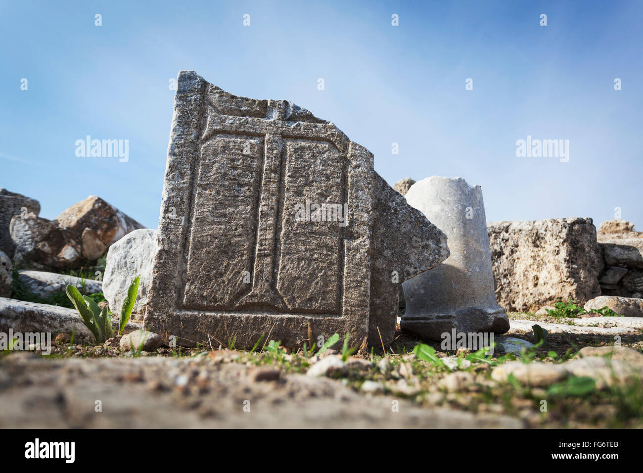 Croix sculptée dans la pierre ruines ; Laodicea, Turquie Banque D'Images