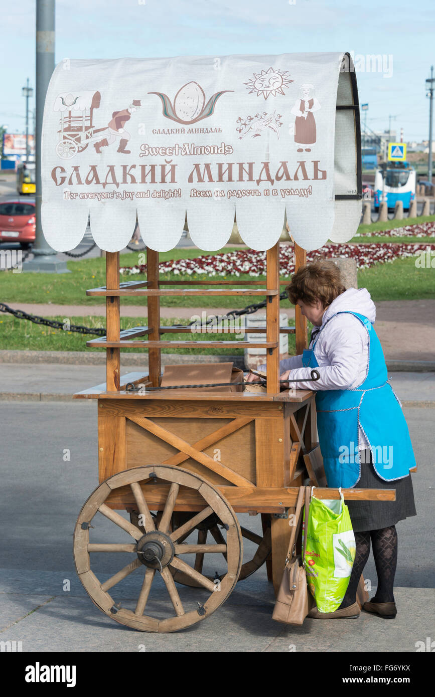 Panier du vendeur d'amande douce, Birzhevaya Place, île Vassilievski, Saint Petersburg, , Région nord-ouest, République de Russie Banque D'Images