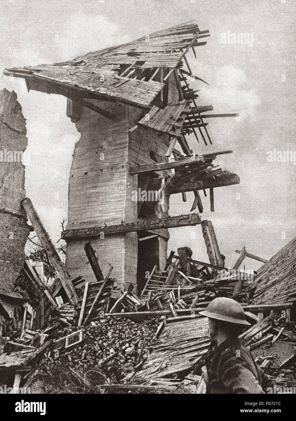 La PREMIÈRE GUERRE MONDIALE : CAMOUFLAGE. /NA poste d'observation allemand caché avec un toit brisé à ressembler à un bâtiment en ruine à la Bassee, France, pendant la Première Guerre mondiale. Photographie, 1914-1918. Banque D'Images