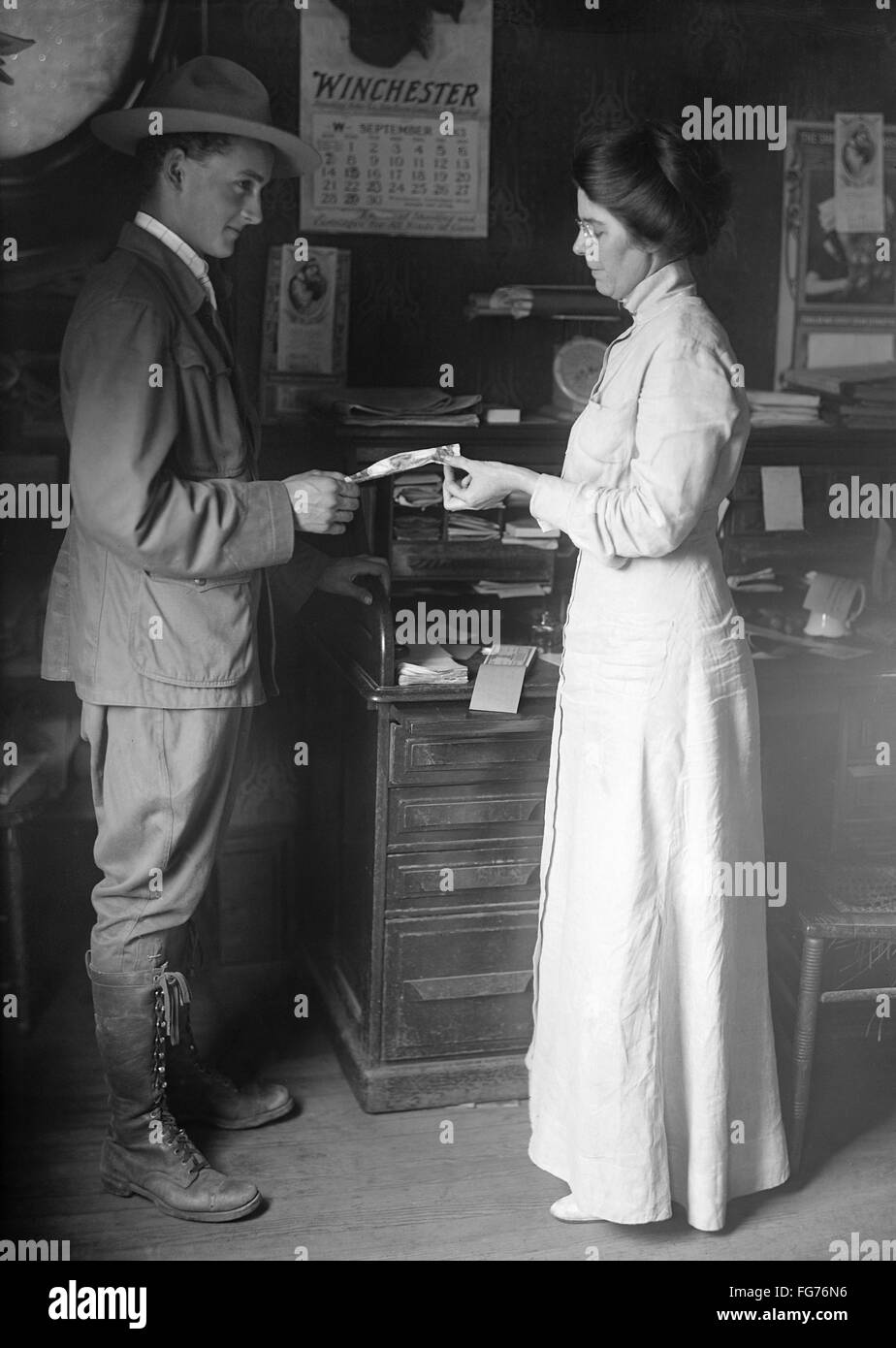 SCOUT, 1913. /NMaking un dépôt à un emplacement d'épargne postale, United States. Photographie par Harris et Ewing, 1913. Banque D'Images