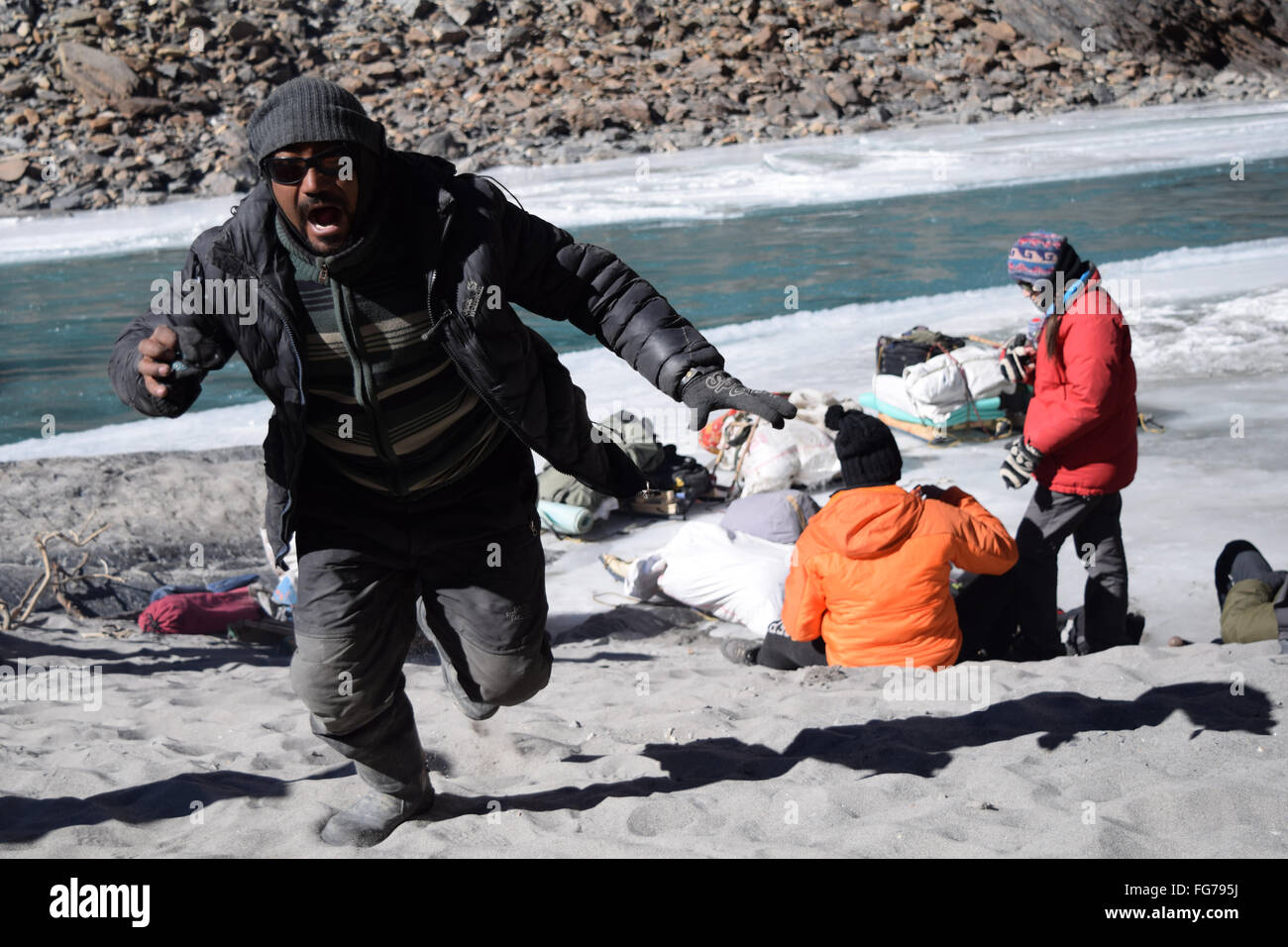 Super heureux homme qui court vers la caméra Banque D'Images