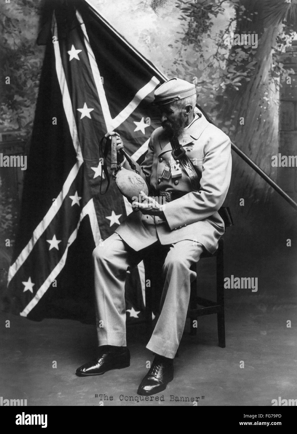 Ancien combattant de la guerre civile, c1913. /NUnidentified veteran assis devant un drapeau confédéré. Photographie, c1913. Banque D'Images