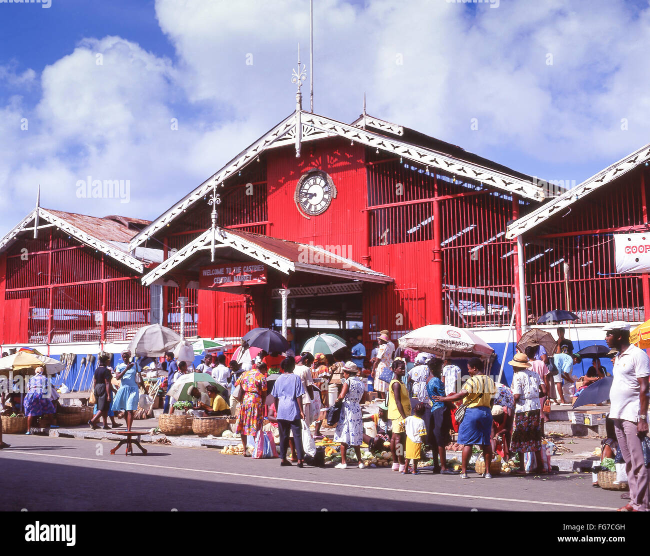 Les vendeurs de produits frais au marché central, à Castries Castries, Sainte-Lucie, Lesser Antilles, Caribbean Banque D'Images