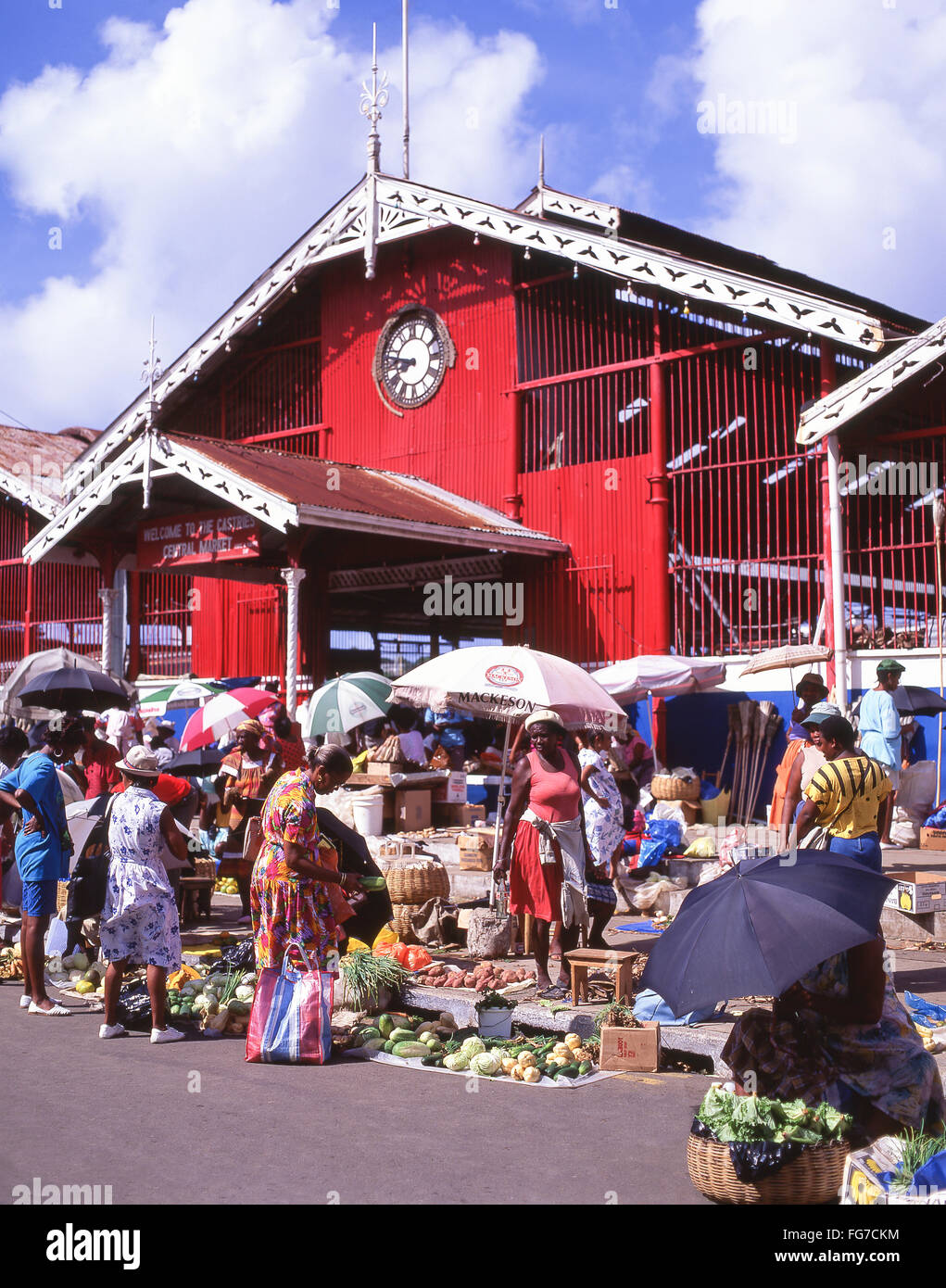 Les vendeurs de produits frais au marché central, à Castries Castries, Sainte-Lucie, Lesser Antilles, Caribbean Banque D'Images