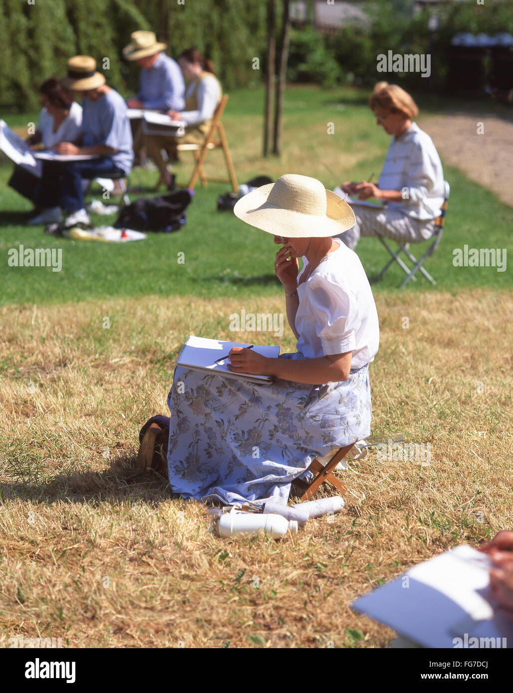 Groupe artiste esquisse sur Thames River Bank, Sonning, Berkshire, Angleterre, Royaume-Uni Banque D'Images