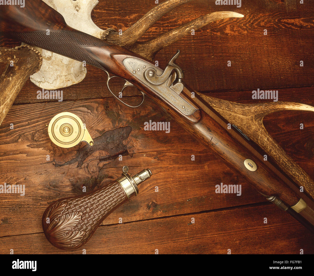 Meubles anciens Joseph Bourne & Son fusil de chasse avec corne à poudre et bois de cerf, Londres, Angleterre, Royaume-Uni Banque D'Images