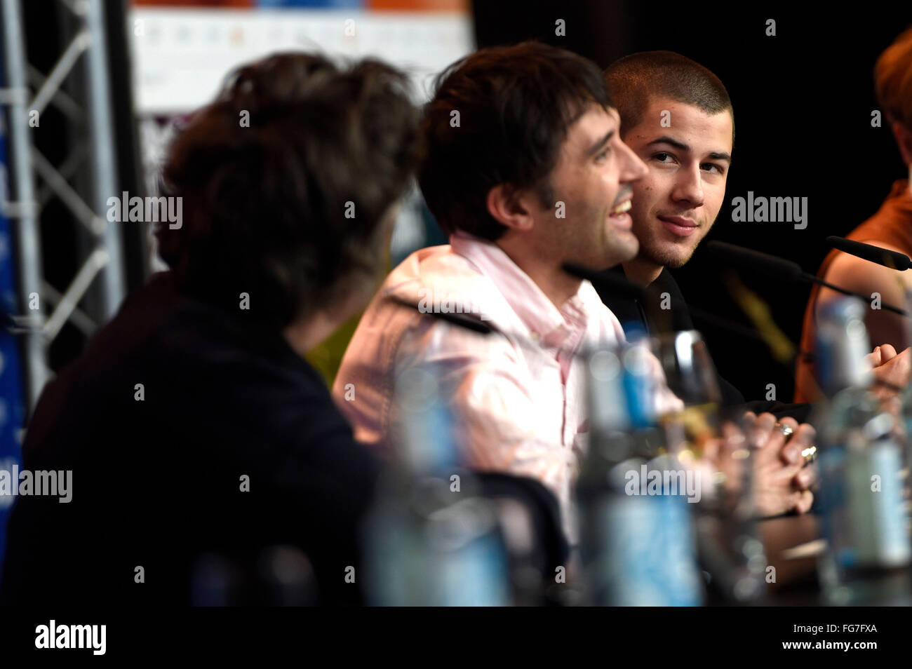 Berlin, Allemagne. Feb 17, 2016. Andrew Neel und Nick Jonas au cours de la 'Conférence de presse' de chèvre à la 66e Festival International du Film de Berlin/Berlinale 2016 le 17 février 2016 à Berlin, Allemagne. Photo : afp/Alamy Live News Banque D'Images