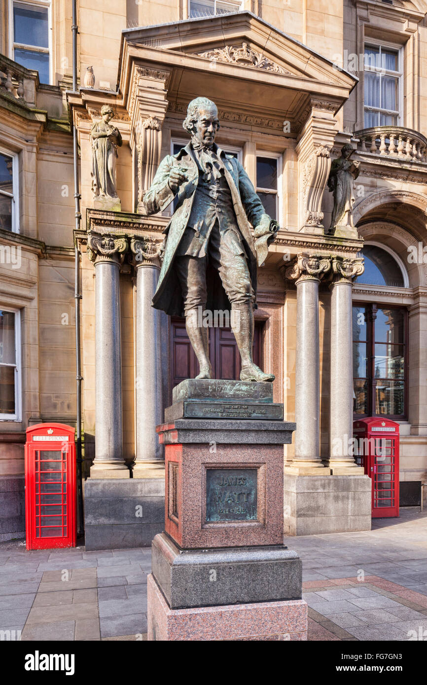 Statue de l'ingénieur James Watt en face de l'ancien bureau de poste de City Square, Leeds, West Yorkshire. Banque D'Images