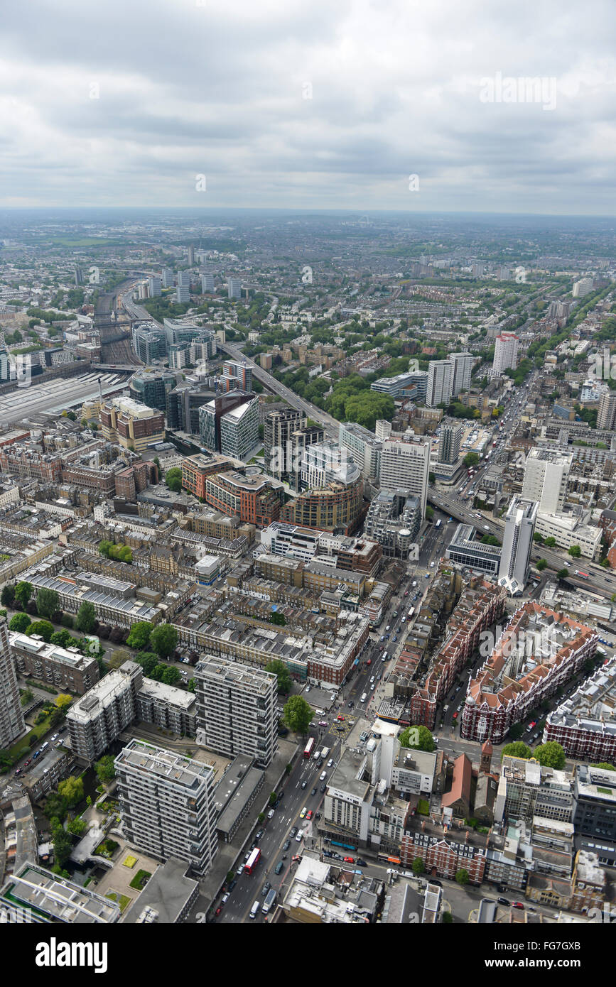 Une vue aérienne du bassin de Paddington à Londres, récemment réaménagée avec de nouvelles maisons et de l'espace de bureau Banque D'Images