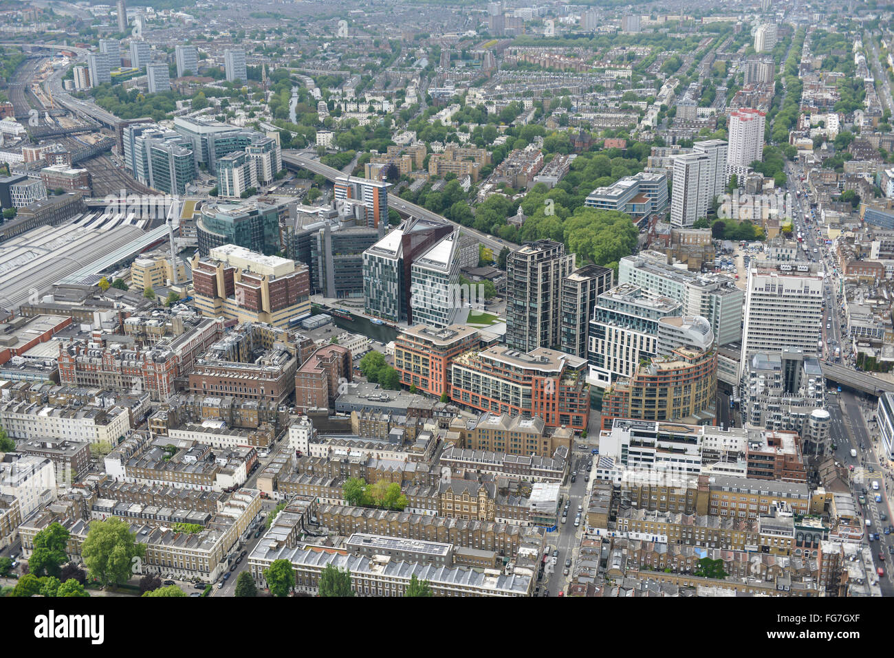 Une vue aérienne du bassin de Paddington à Londres, récemment réaménagée avec de nouvelles maisons et de l'espace de bureau Banque D'Images