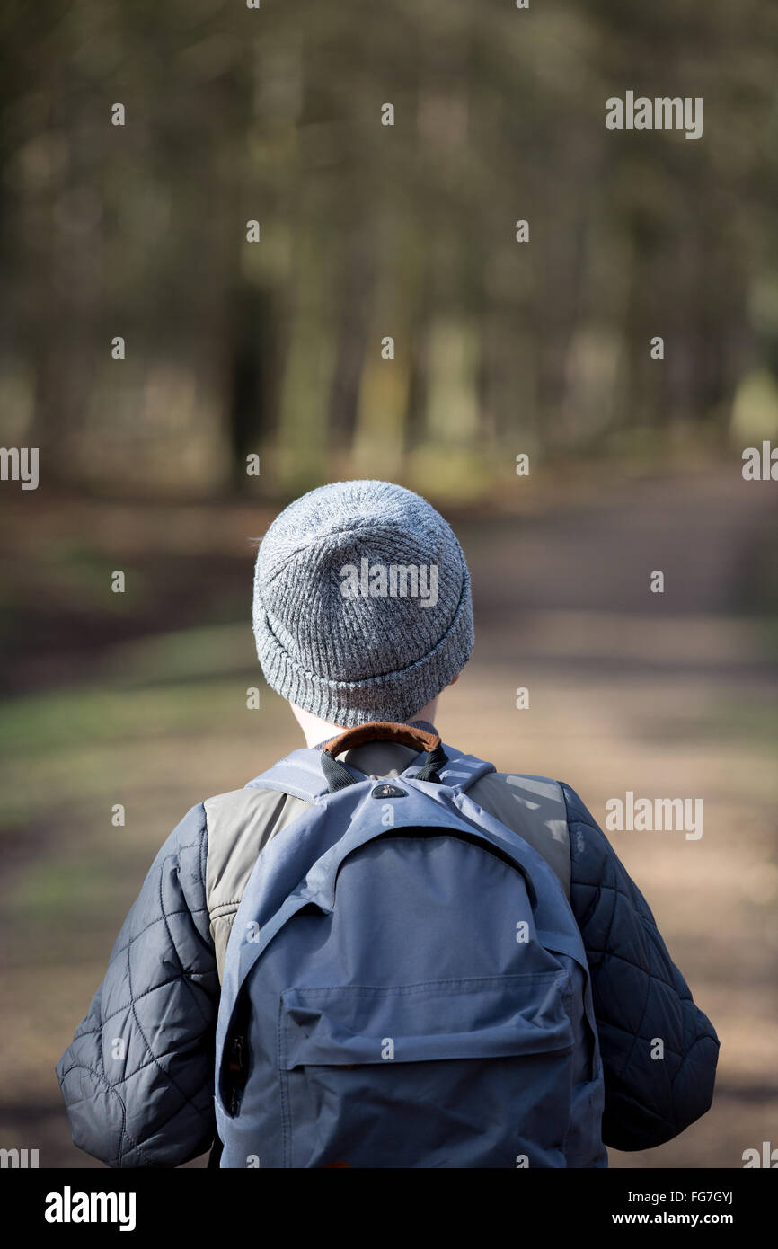 Un garçon avec un sac à dos randonnée dans les bois Banque D'Images Un garçon avec un sac à dos randonnée dans les bois Banque D'Images