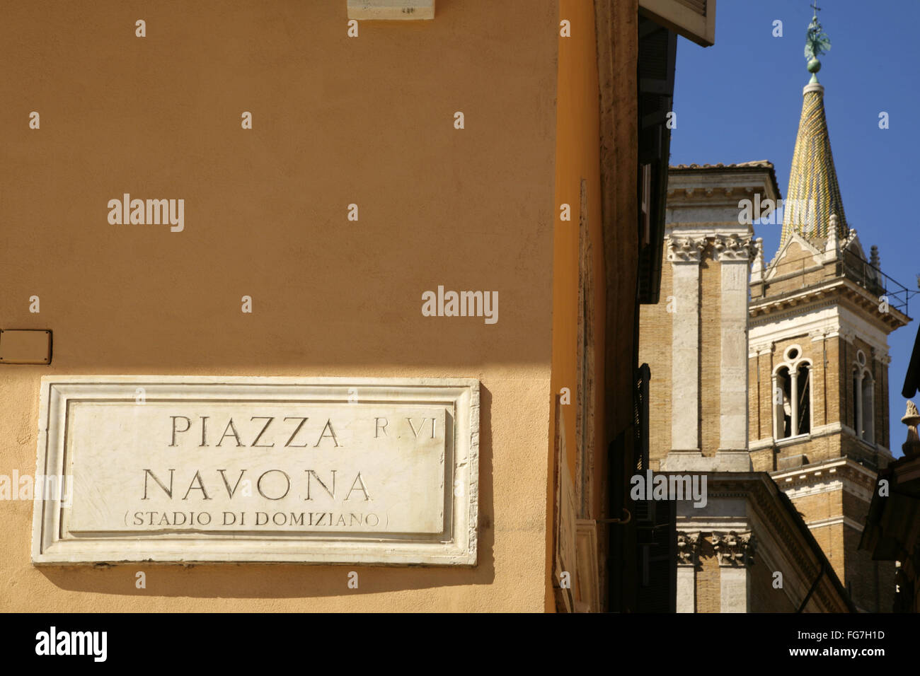 Piazza Navona, Rome, Italie recherche vers la flèche de l'église Santa Maria della Pace. Banque D'Images