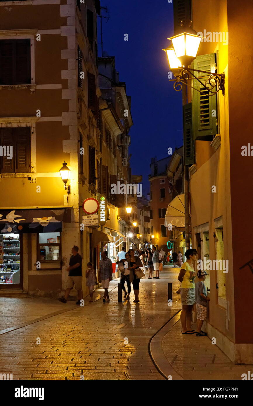 Géographie / voyages, Croatie, Istrie, Rovinj, vieille ville dans la soirée, vue dans l'Ulica Carera, Additional-Rights Clearance-Info-Not-Available- Banque D'Images