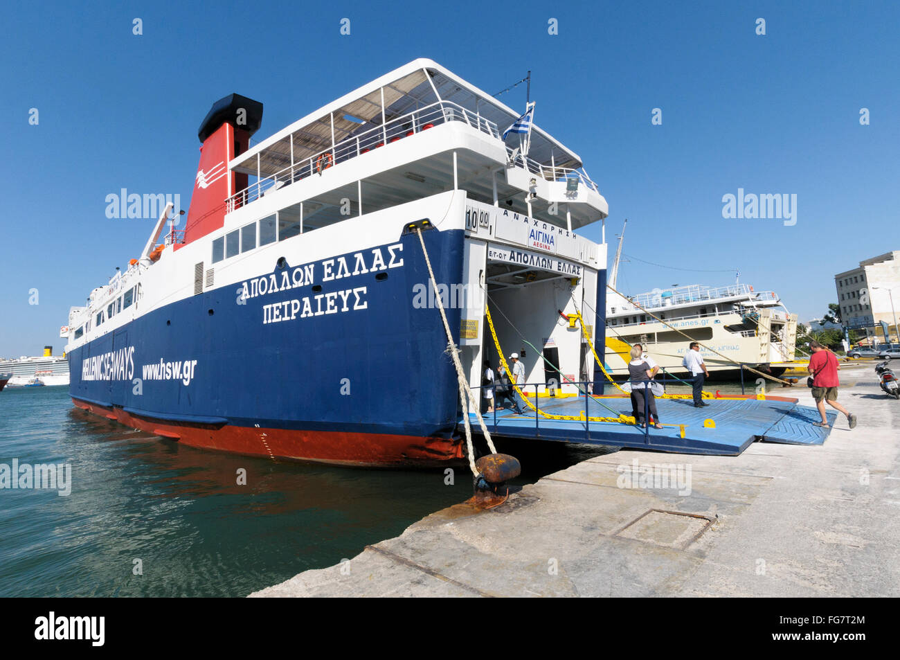 Un piéton s'engage dans d'un du traversier roulier à passagers amarré au port du Pirée (Athènes, Grèce). Banque D'Images