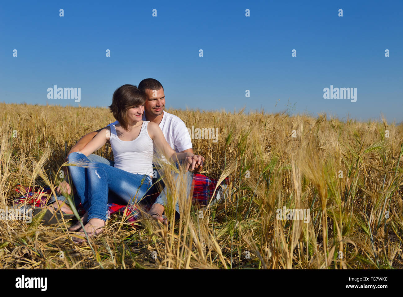 Heureux couple in wheat field Banque D'Images