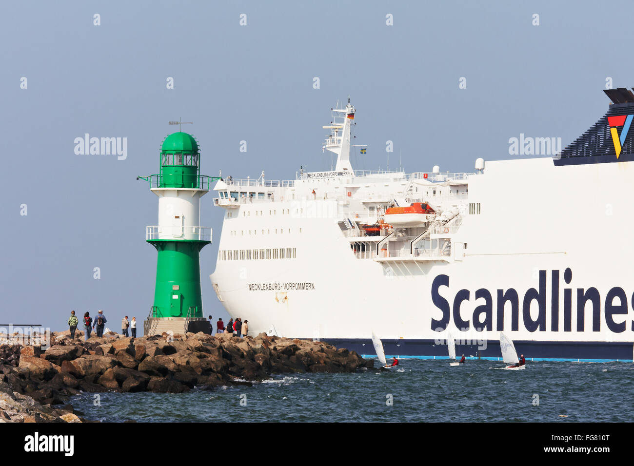 Phare warnemünde uns Cruiser Banque D'Images