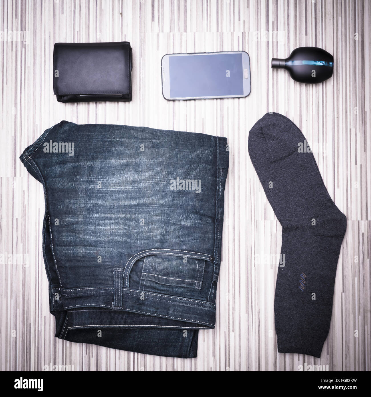 Ensemble de jeune homme moderne - jeans, portefeuille, téléphone mobile, de  parfum, de chaussettes. still life Photo Stock - Alamy