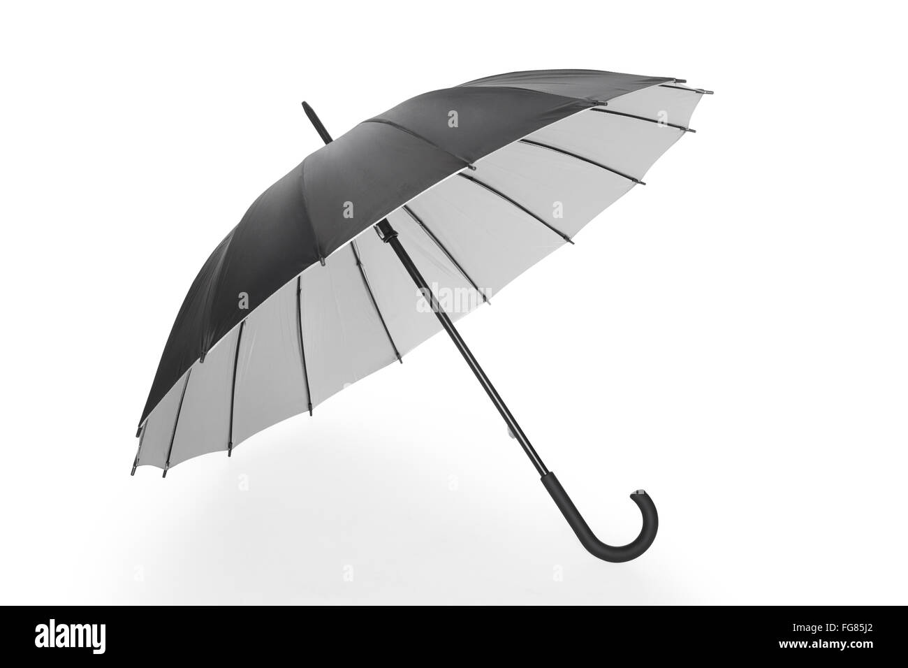 Parapluie noir ouvert avec soft ombre sur white, clipping path Banque D'Images
