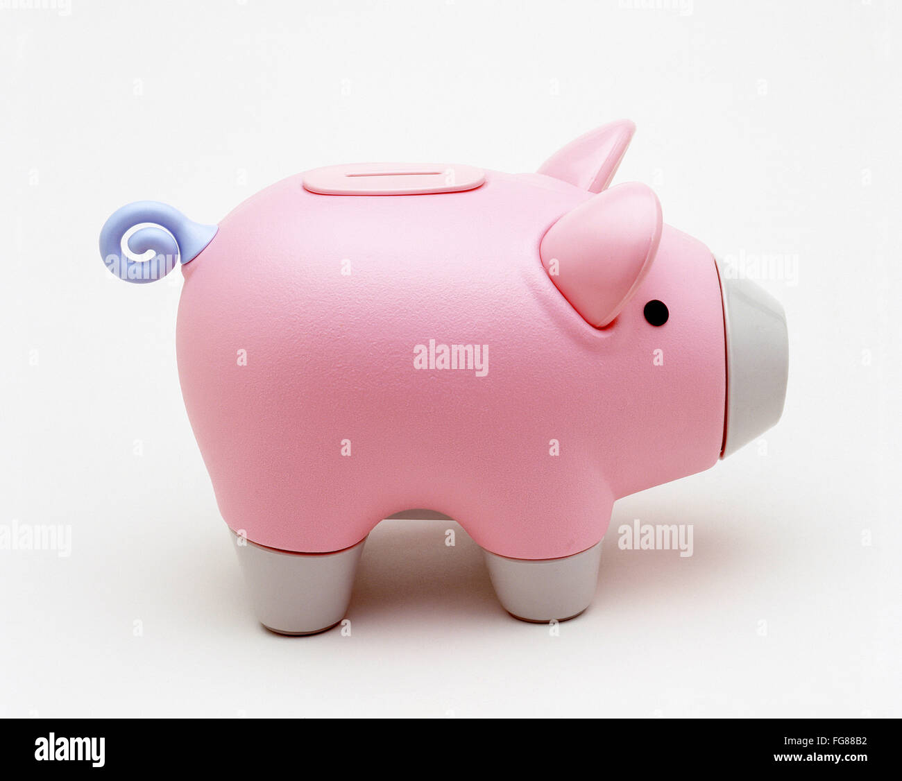 Pink piggy bank on white background, Surrey, Angleterre, Royaume-Uni Banque D'Images