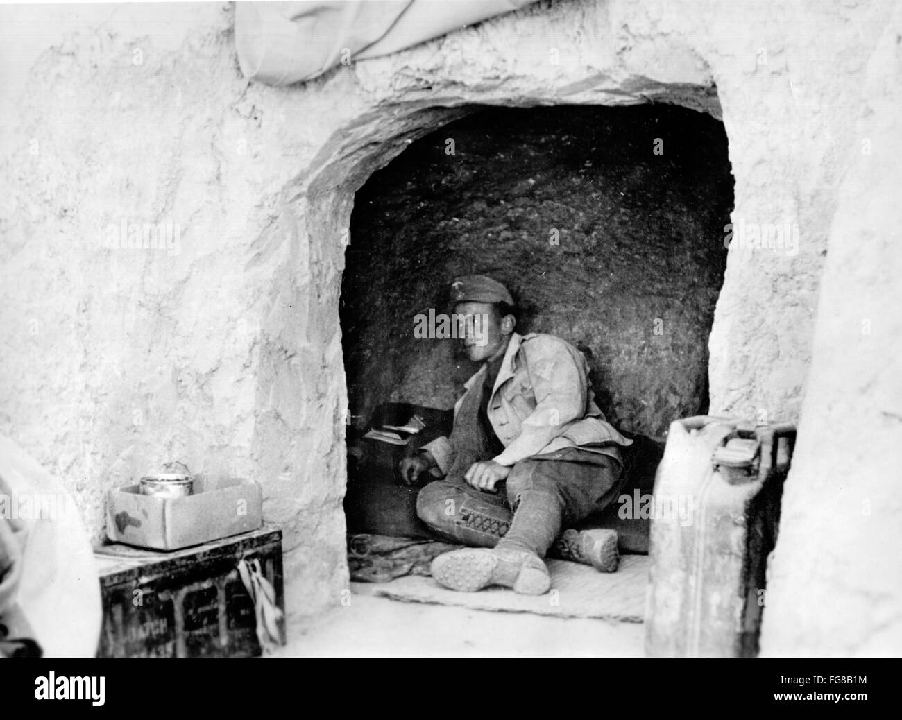 L'image de la propagande nazie! Dépeint un soldat de la Wehrmacht allemande dans une grotte en montagne en Tunisie, publiée le 23 février 1943. Lieu inconnu. Fotoarchiv für Zeitgeschichte Banque D'Images