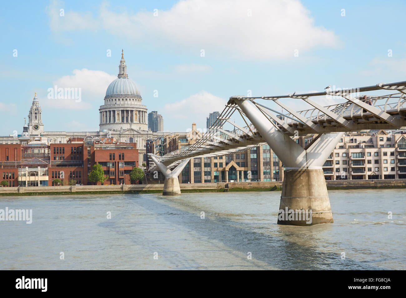 Millennium Bridge et la cathédrale St Paul dans un matin ensoleillé à Londres Banque D'Images