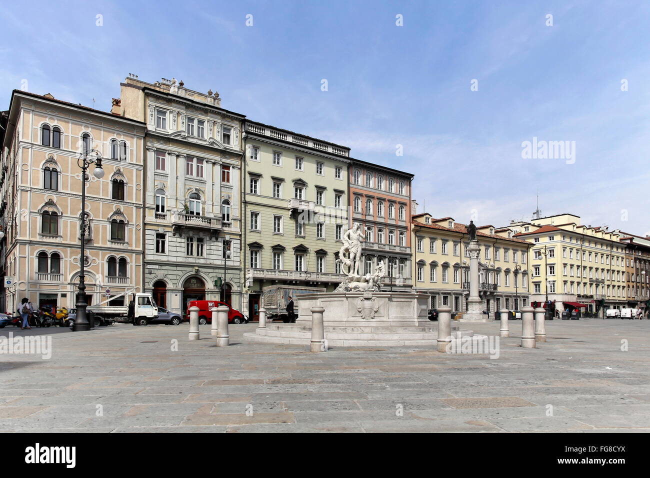 Géographie / voyages, Italie, Friuli, Trieste, Piazza della Borsa, fontaine de Neptune et de la statue de l'empereur Léopold I-Additional-Rights Clearance-Info-Not-Available Banque D'Images