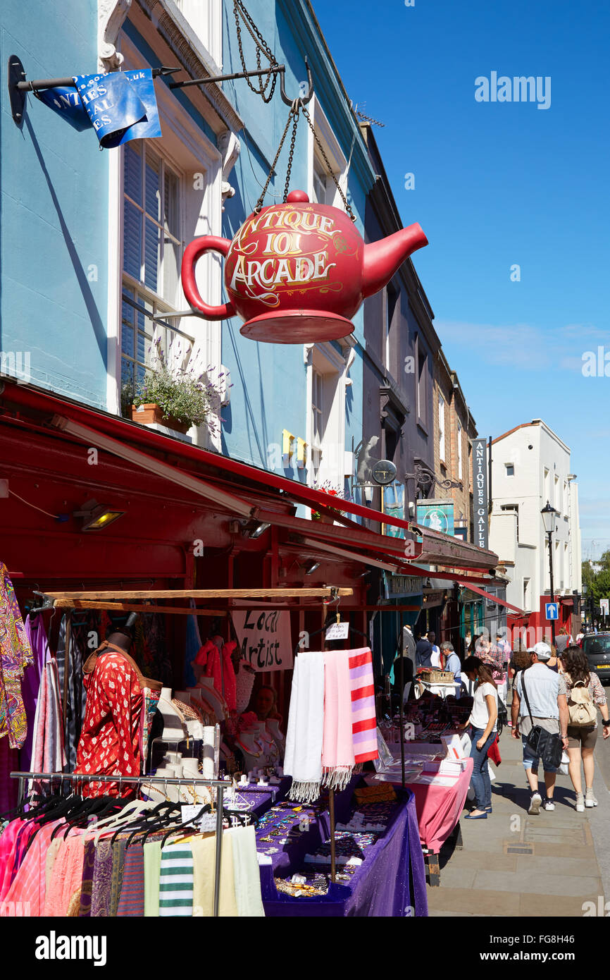 Portobello road, avec ses boutiques et les gens marcher dans une journée ensoleillée à Londres Banque D'Images