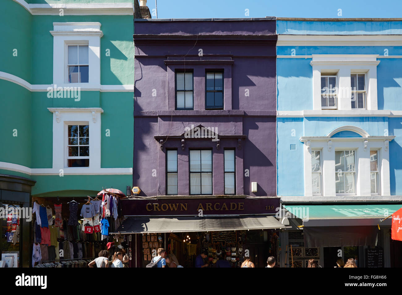 Maisons colorées de Portobello Road et de personnes dans une journée ensoleillée à Londres Banque D'Images